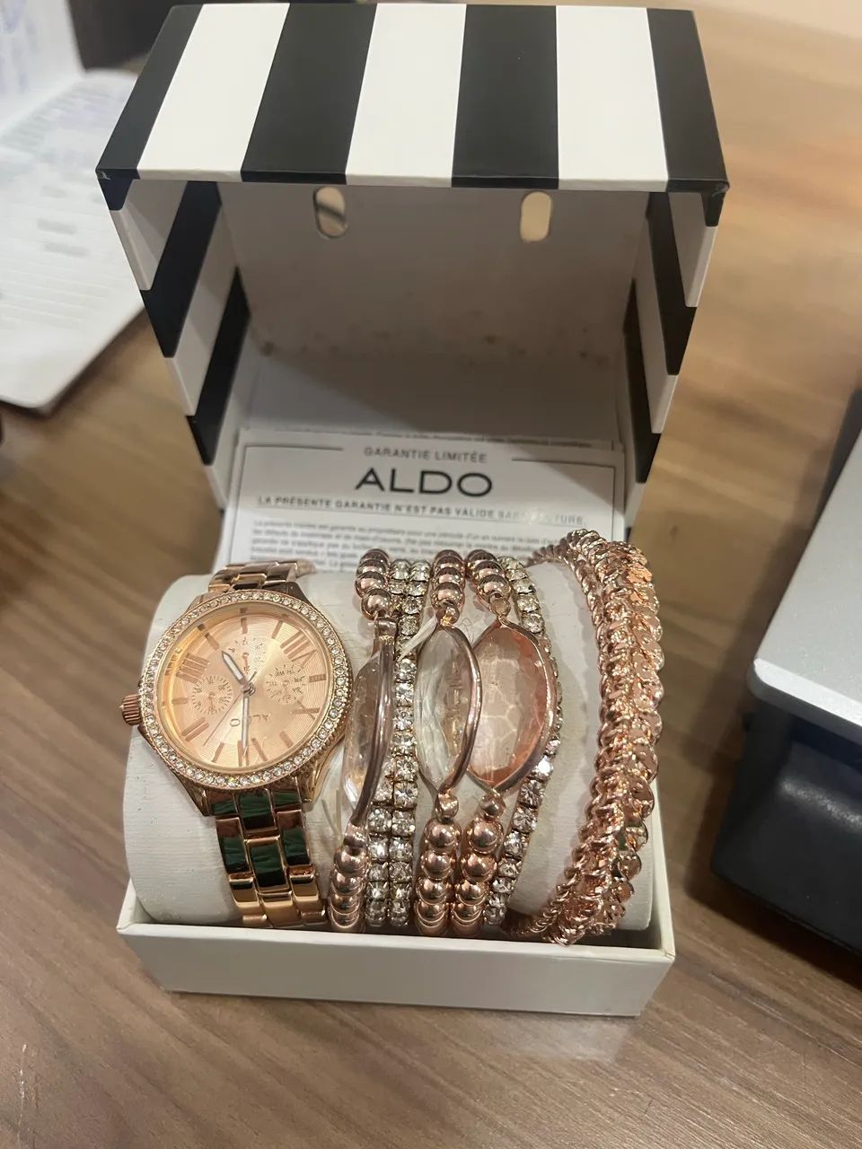 Relógio feminino com pulseiras