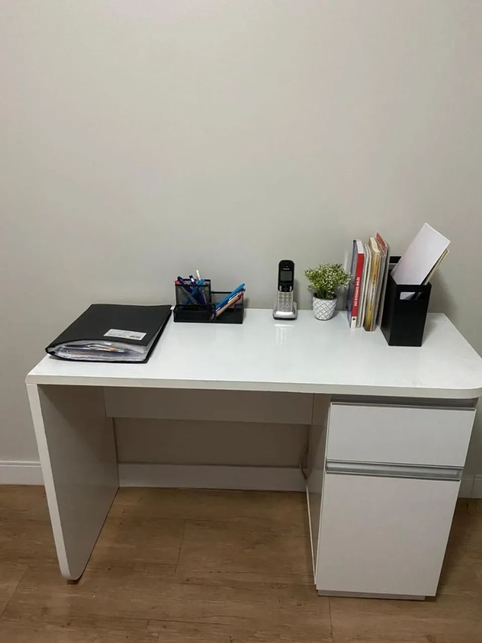 Escrivaninha para quarto/escritório.