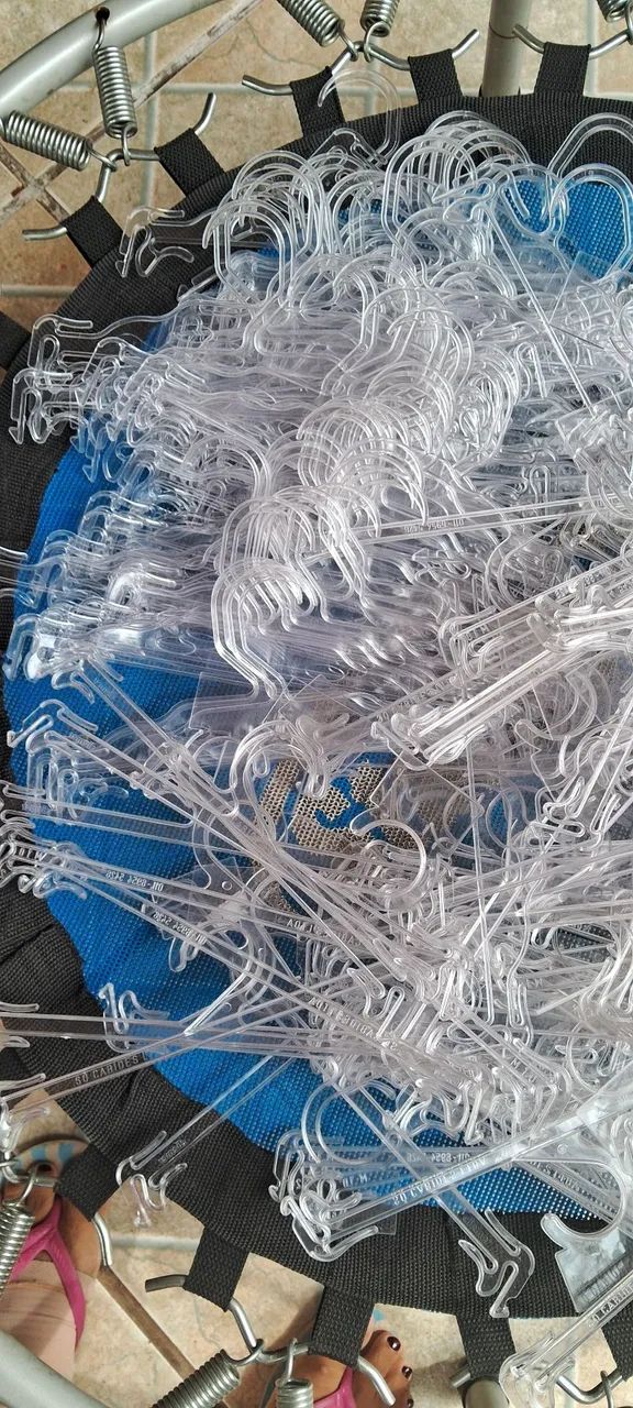 Cabides para comércio 142 cabides transparentes em ótimo estado. Praticamente novos - Foto 3
