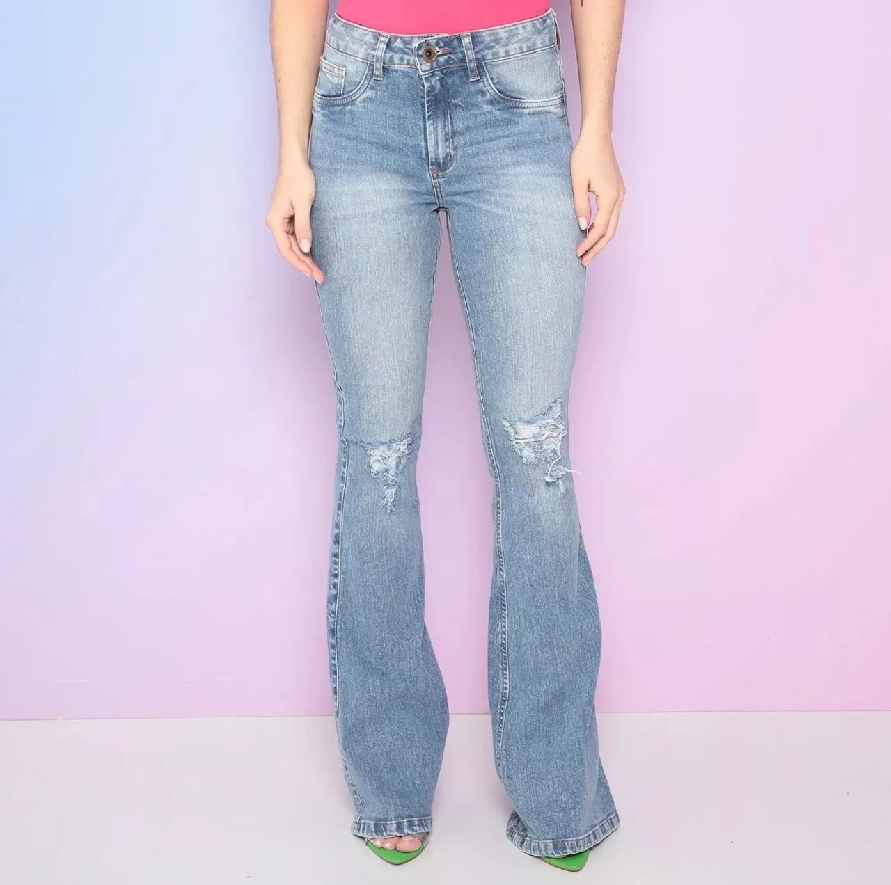Calça jeans lança perfume 