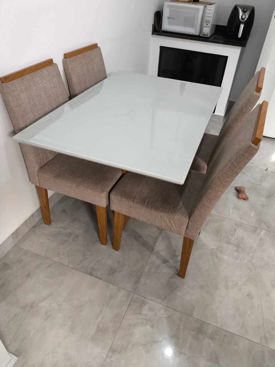 Mesa com 4 cadeiras 120*80cm com tampo de vidro branco