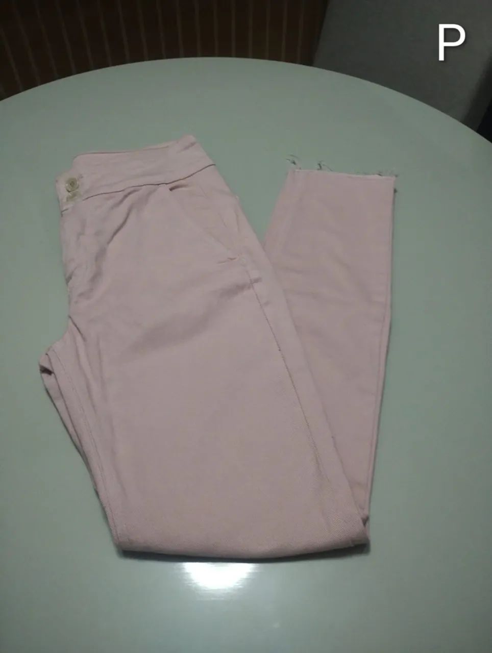 Calça rosa claro. Poliéster e algodão  