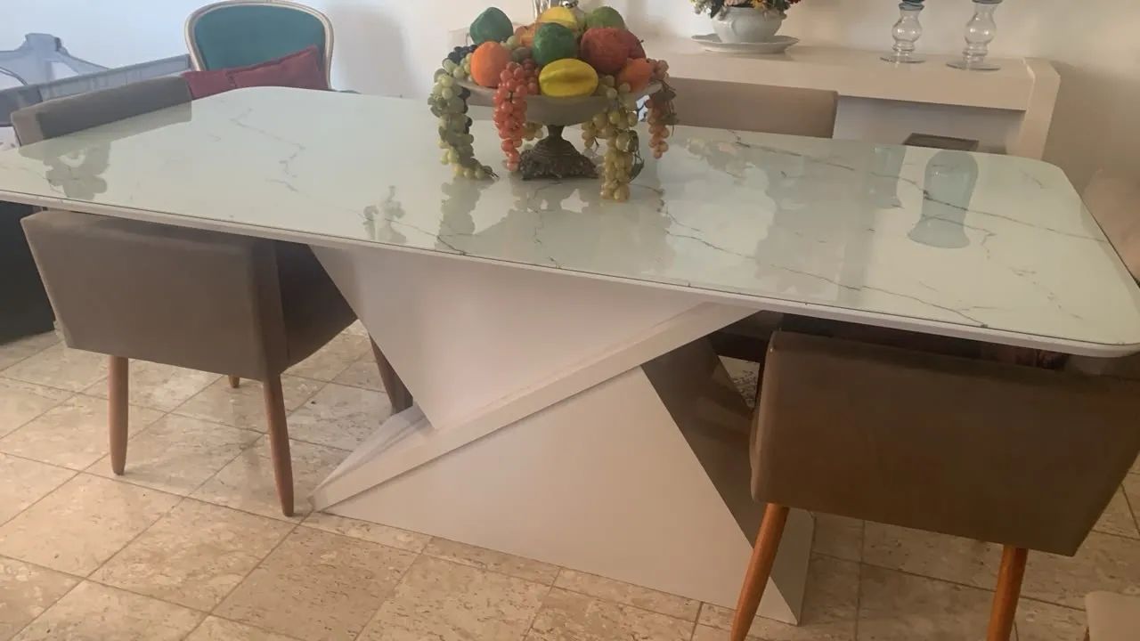 Mesa de jantar com 4 cadeiras 