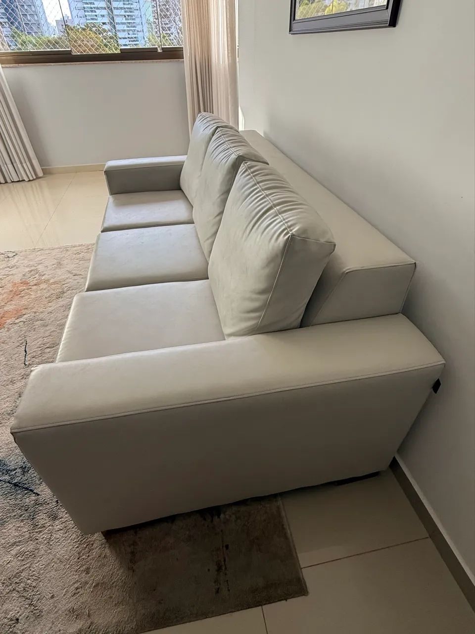Vendo Sofá 3 lugares Corino Areia - Foto 4