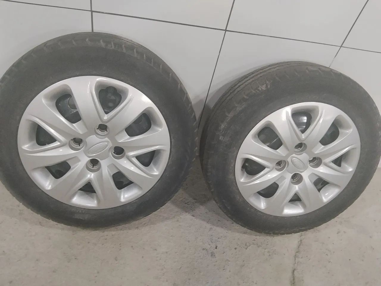 Rodas Ford original com calotas 