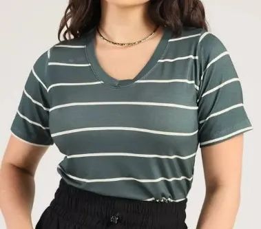 T-shirt verde listrada - Gola V