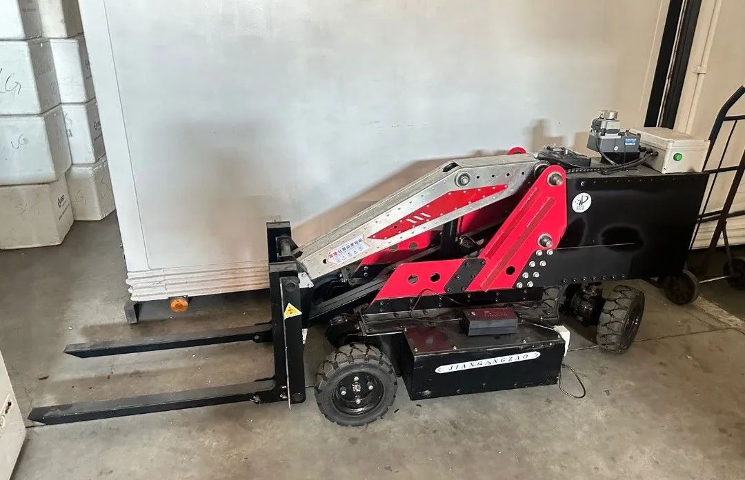 EMPILHADEIRA ELÉTRICA COM CONTROLE REMOTO 650KG