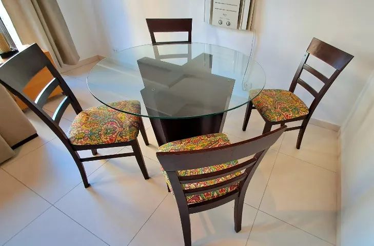 Mesa de jantar com tampo redondo de vidro e 4 cadeiras de madeira maciça. - Foto 2