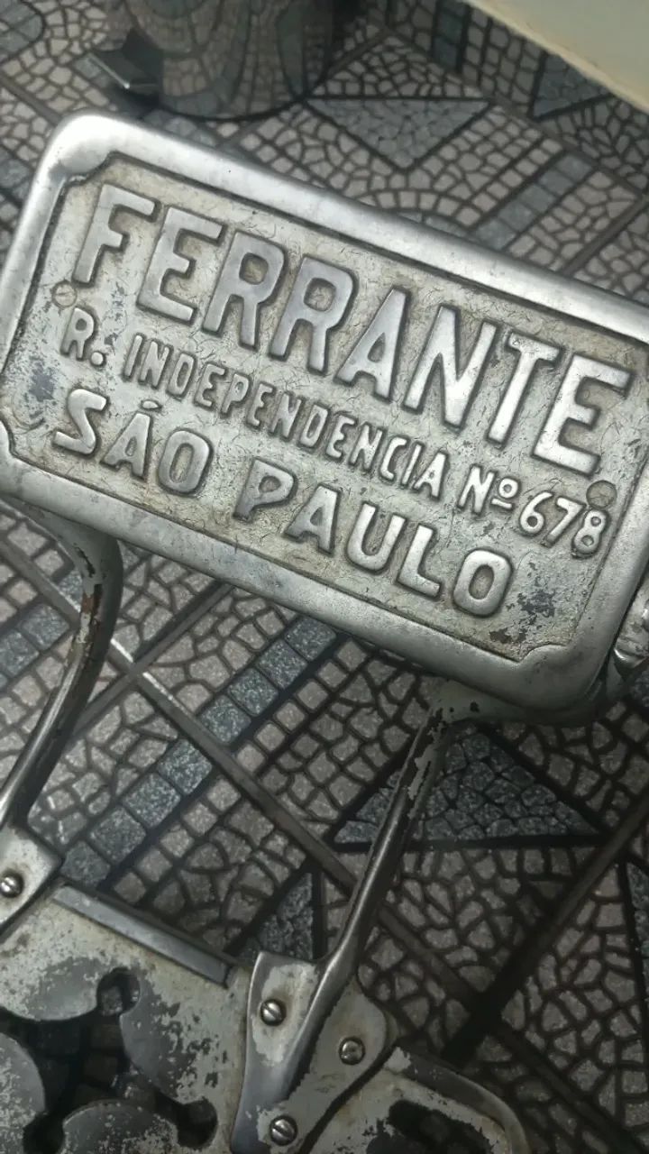 Cadeira de Barbeiro Ferrante *Original 80 anos*  - Foto 4