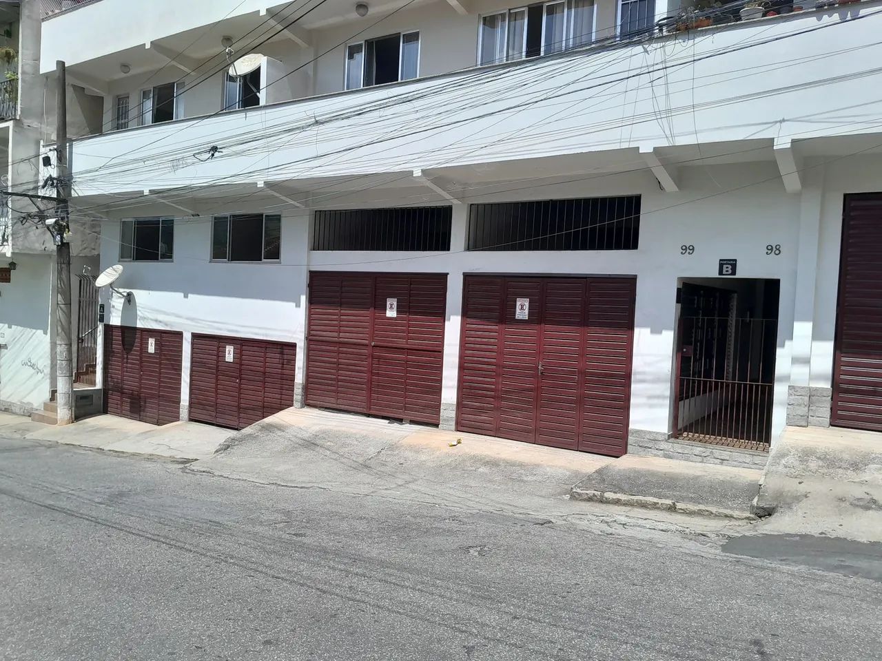 Alugo apto de 2 quartos com garagem no Roseiral .