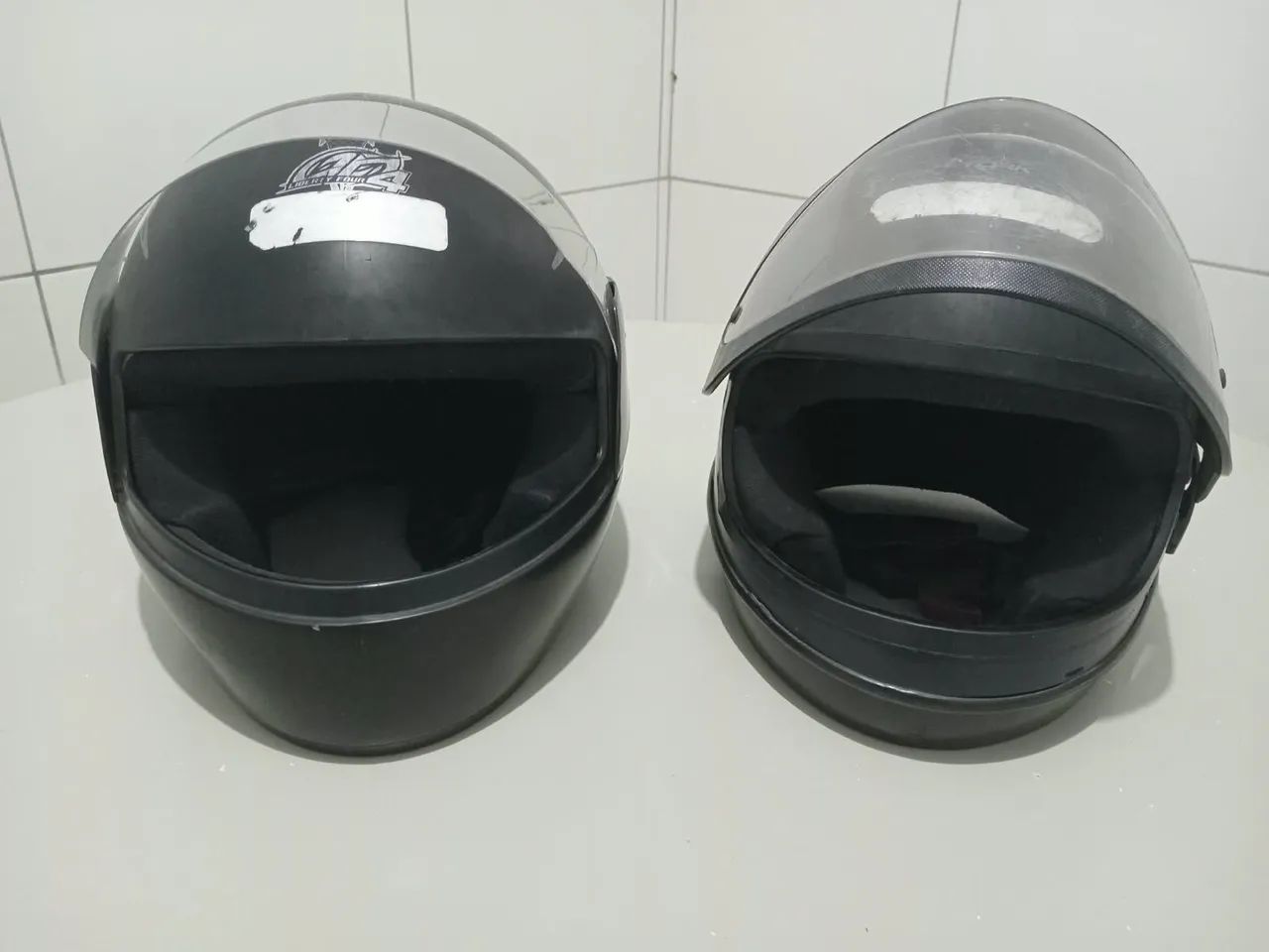 Vendo 2 capacetes para moto 