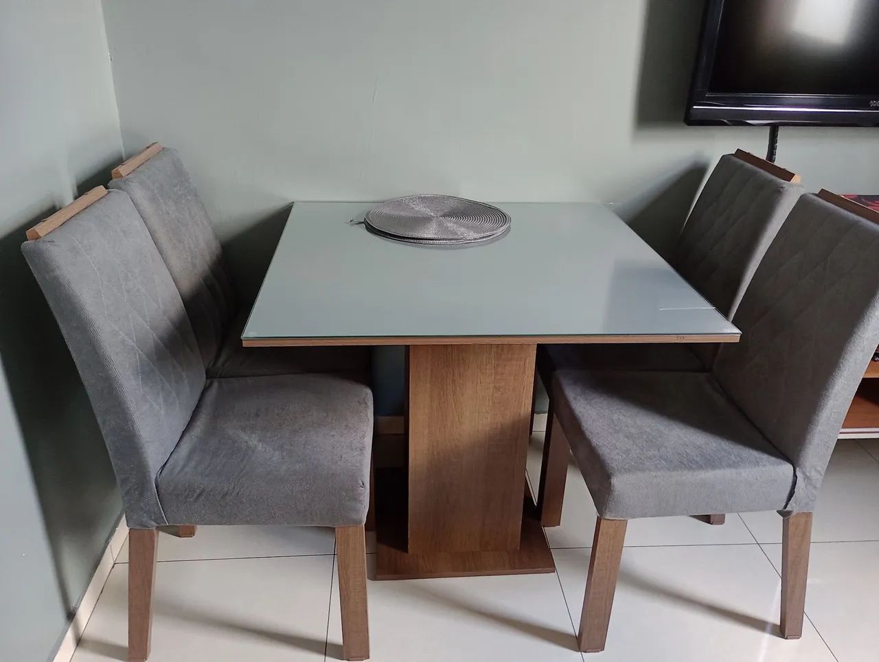 Mesa de jantar com 4 cadeiras. Madesa.