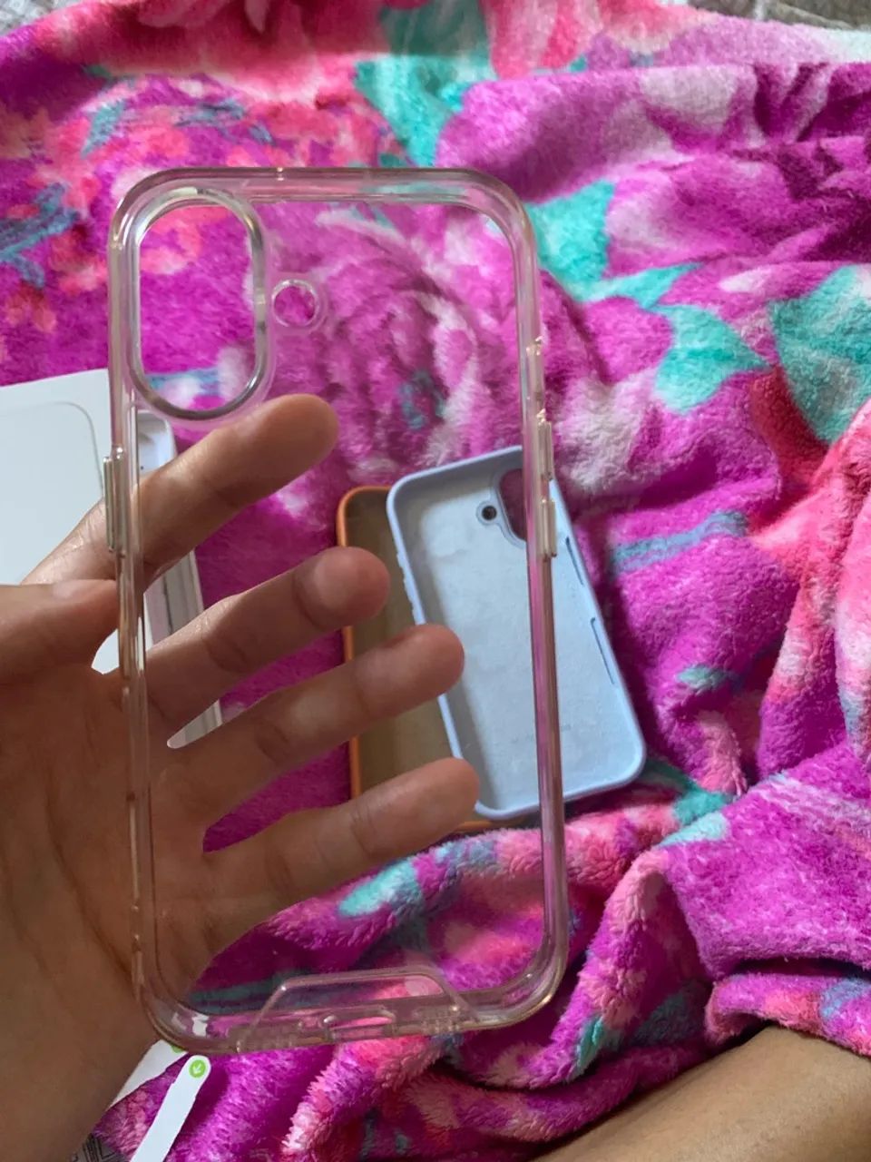 Caixa do iPhone 16, acompanhada com 3 capinhas e cabo original  - Foto 4