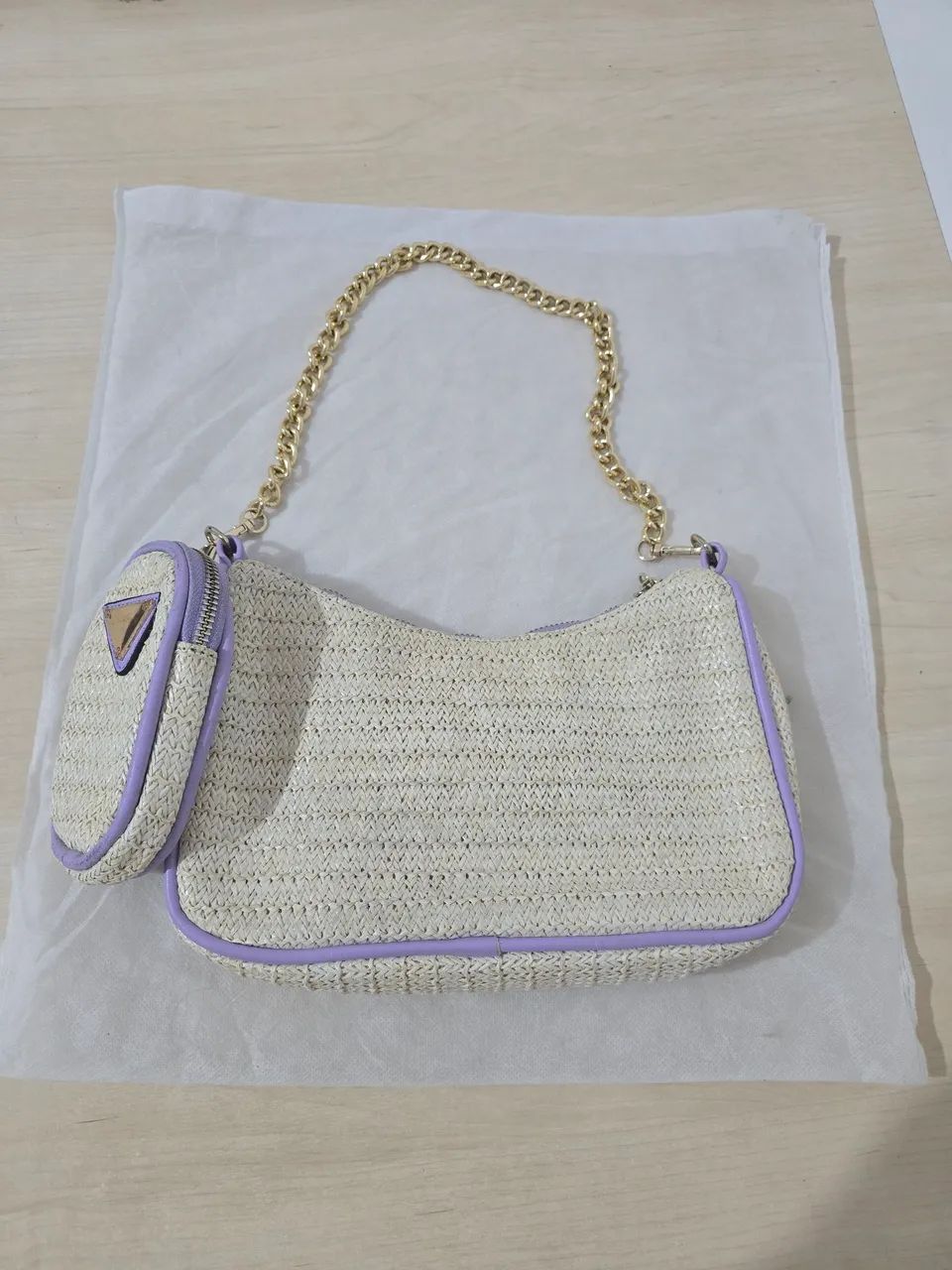 ?Bolsa Baguette em Palha Trançada com Detalhes Lilás e Alça de Corrente - Impecável - Foto 2