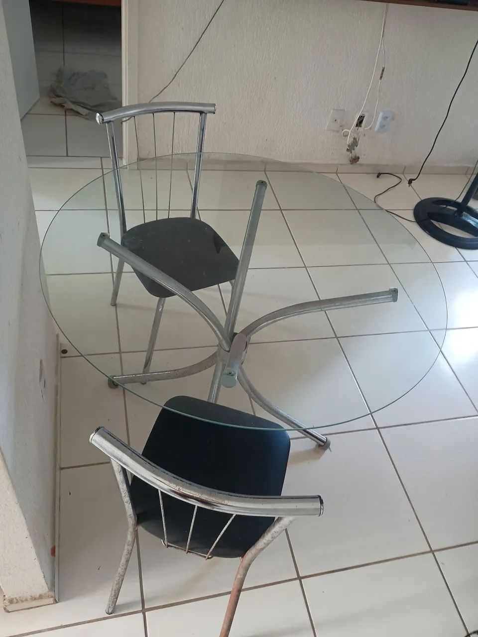 Mesa c/ tampo de vidro e 02 cadeiras. - Foto 3