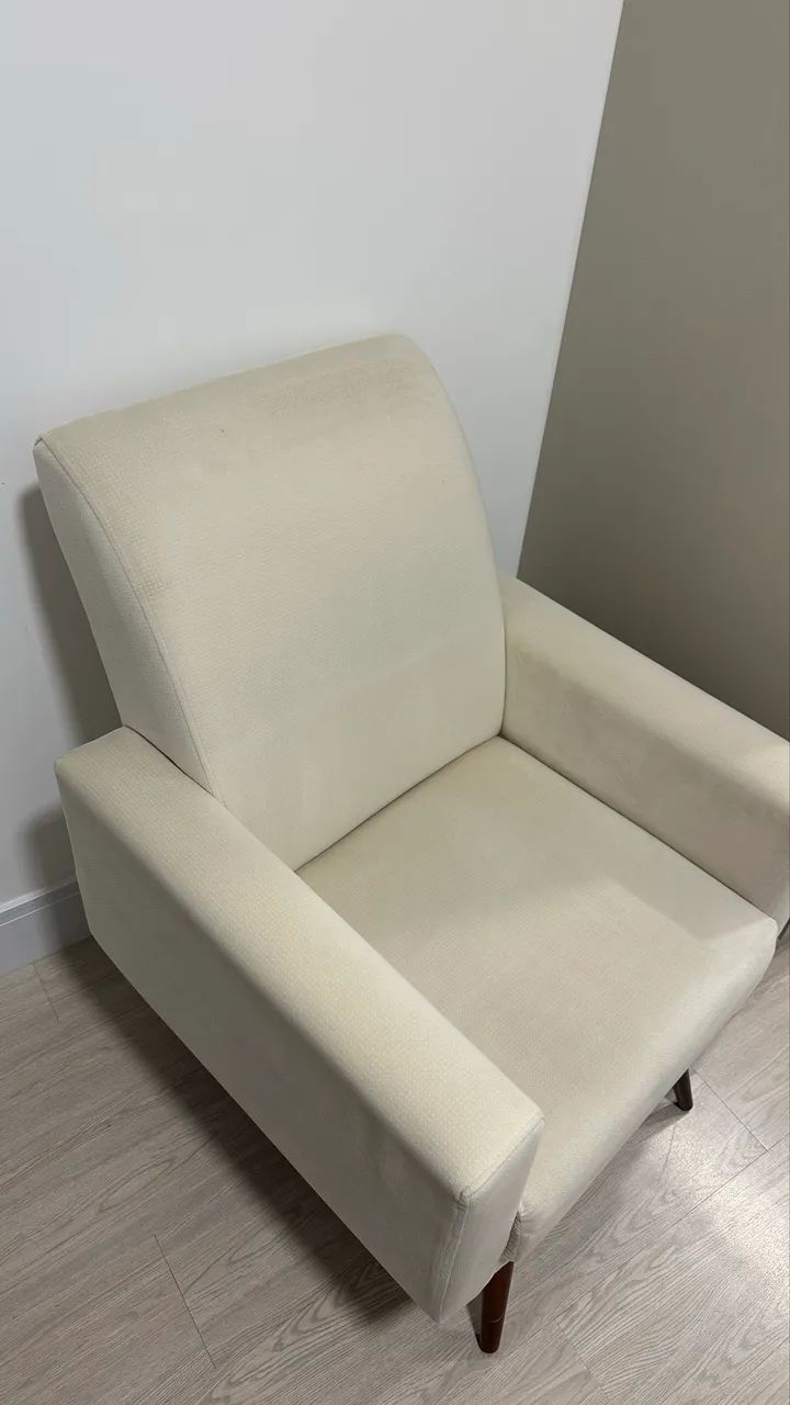 Vendo Poltrona - bege com pés em madeira  - Foto 2