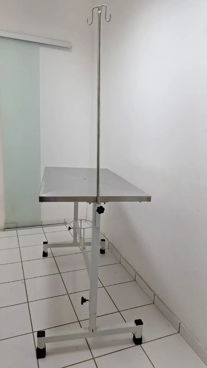Mesa cirúrgica regulável com os pés esmaltados