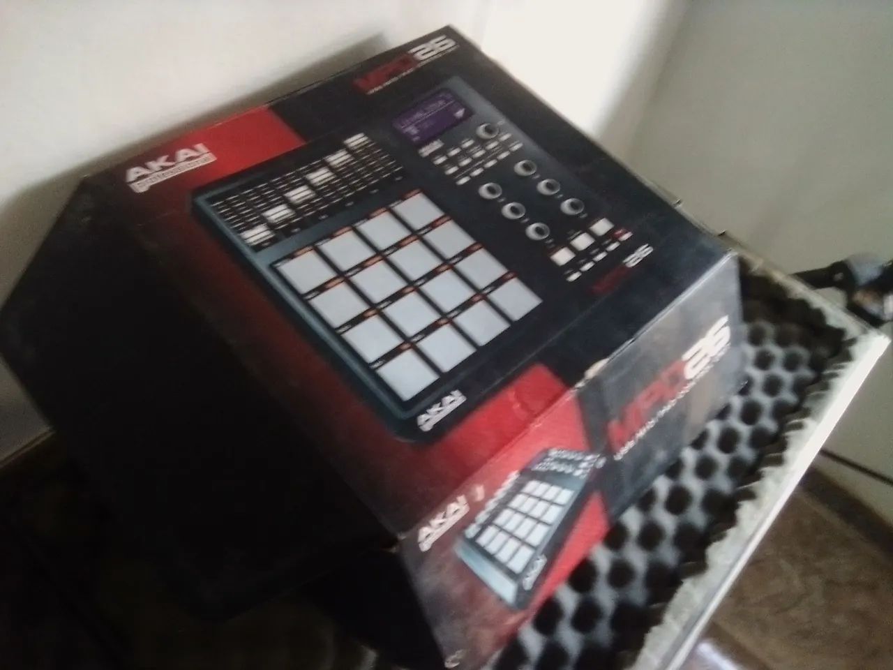Equipamento completo de DJ, iluminação, som capacidade até para 300 pessoas único dono.