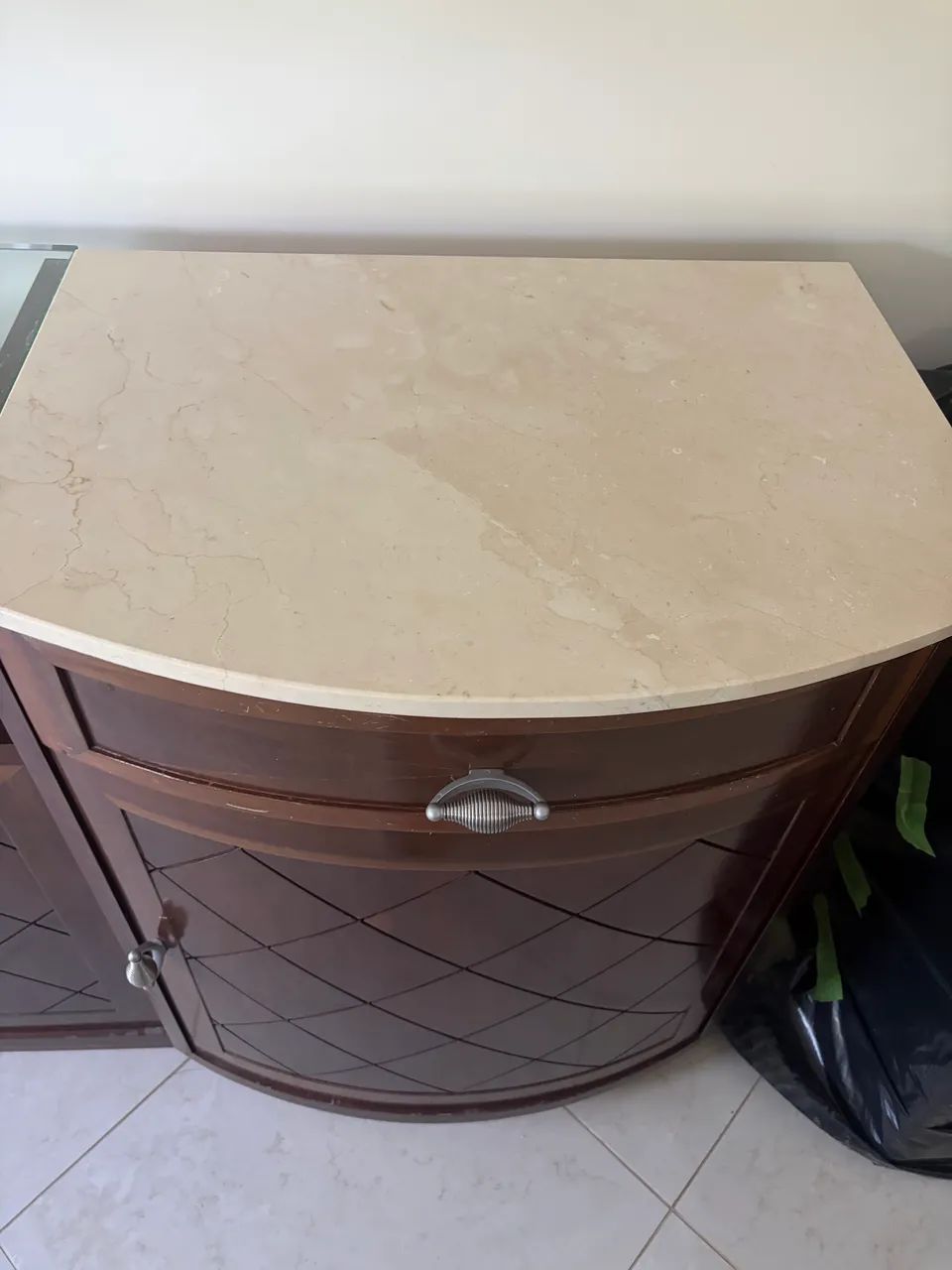 Buffet / Aparador com Tampo em Mármore e Prateleira de Vidro - Design Sofisticado