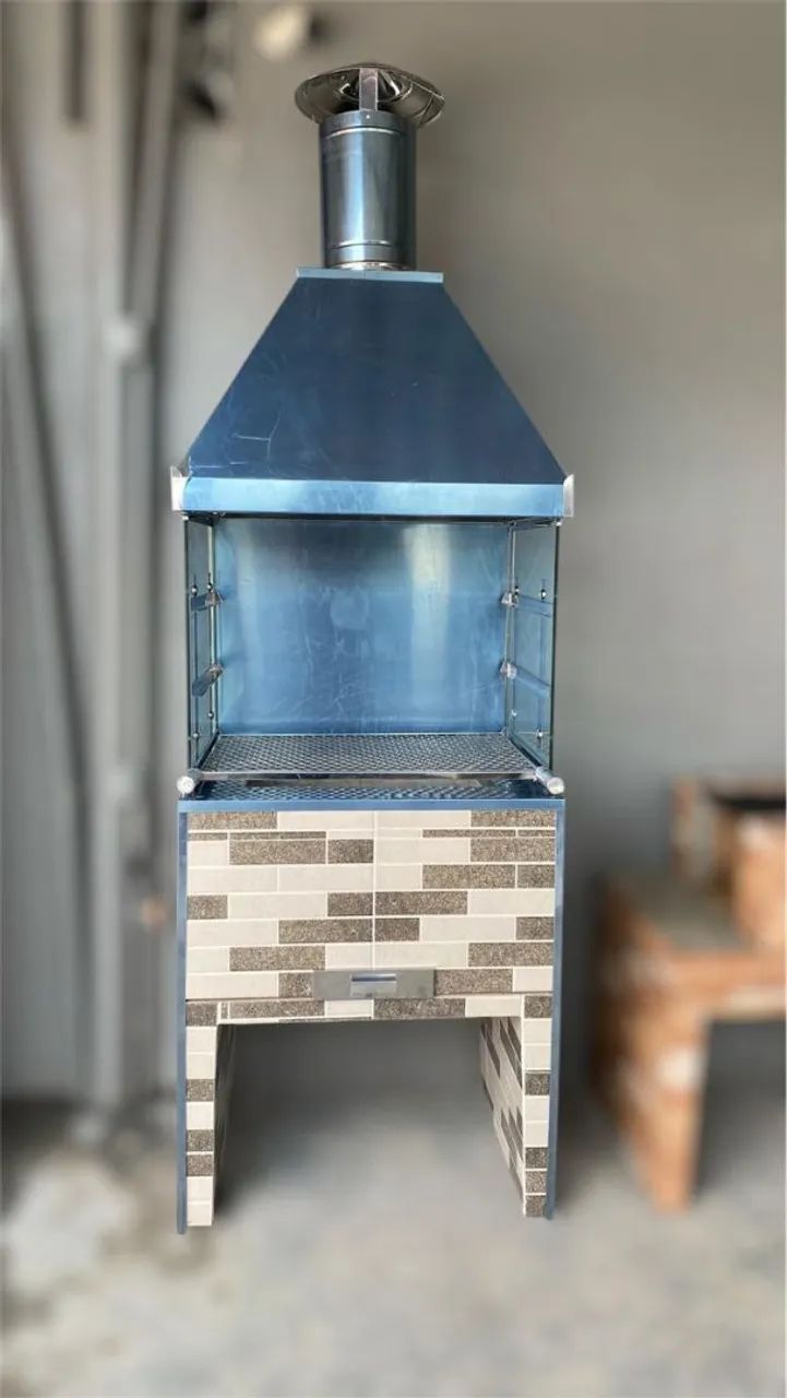 Churrasqueira pré-moldada com e vidro e coifa inox  - Foto 2