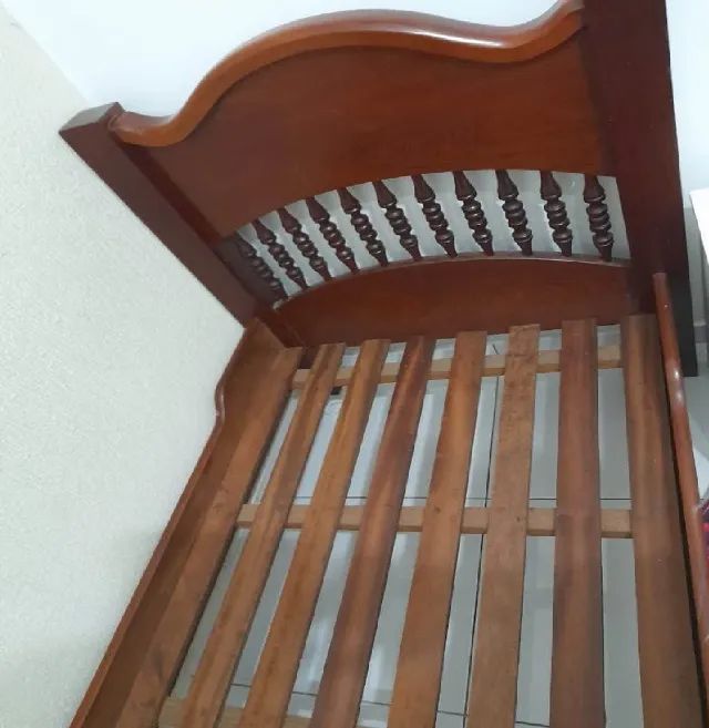 Cama de Solteiro Usada Madeira Maciça marcas de uso