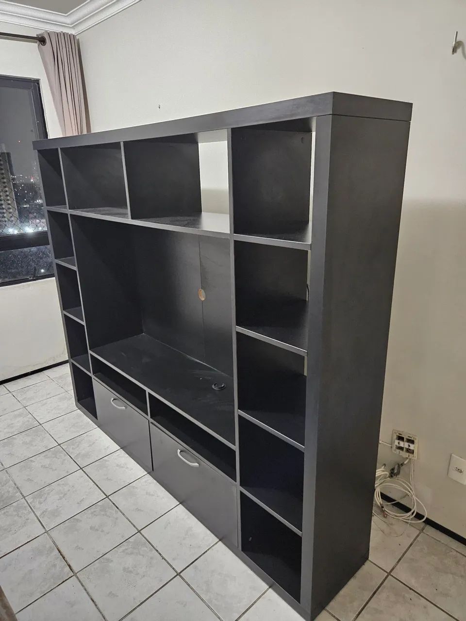 Estante modular preta com espaço para TV - Foto 3