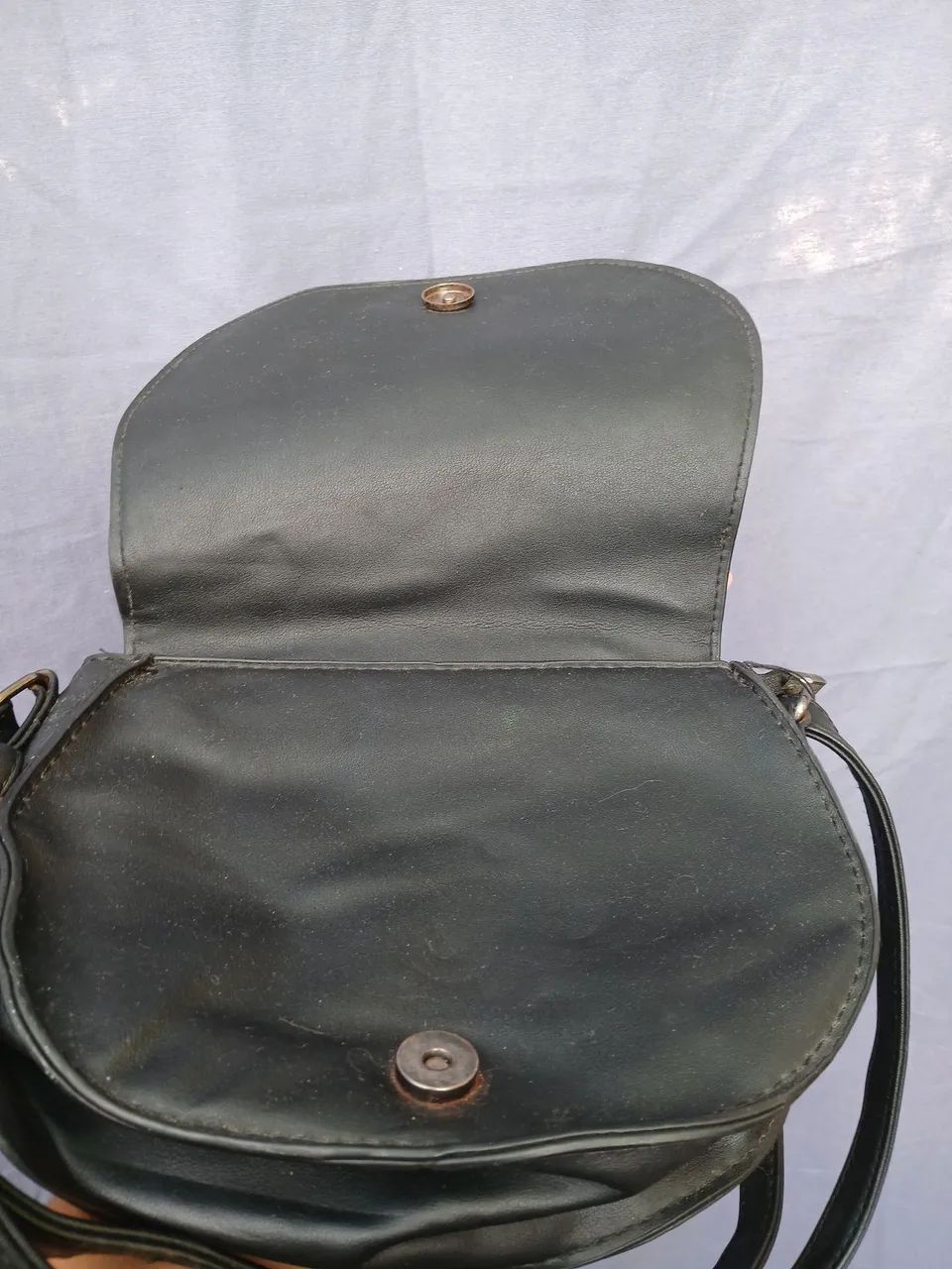 Bolsa Transversal Preta com Tachas e Detalhes Vazados - Estilo Boho/Casual - Foto 4