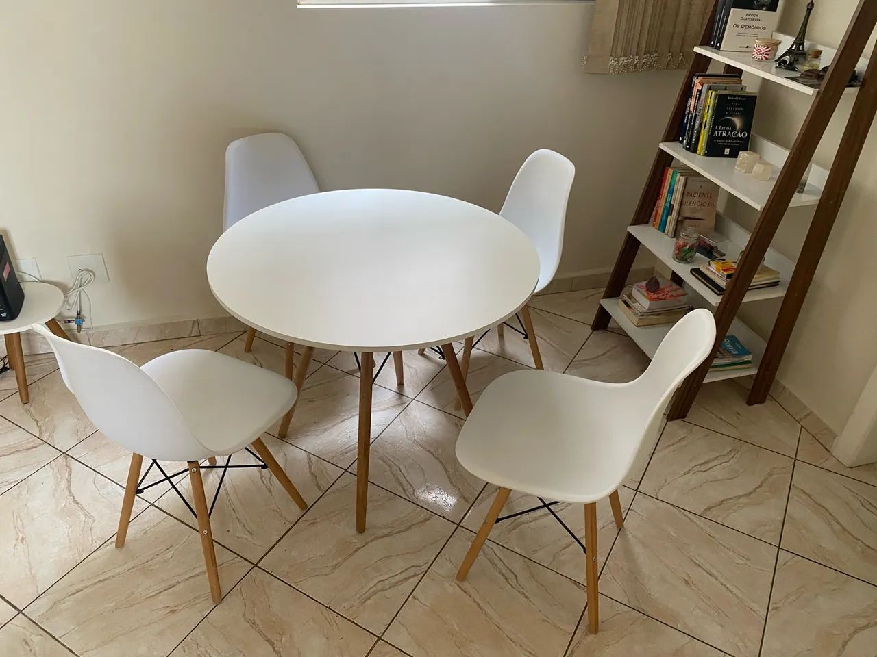 Mesa Eiffel + 4 Cadeiras Eames