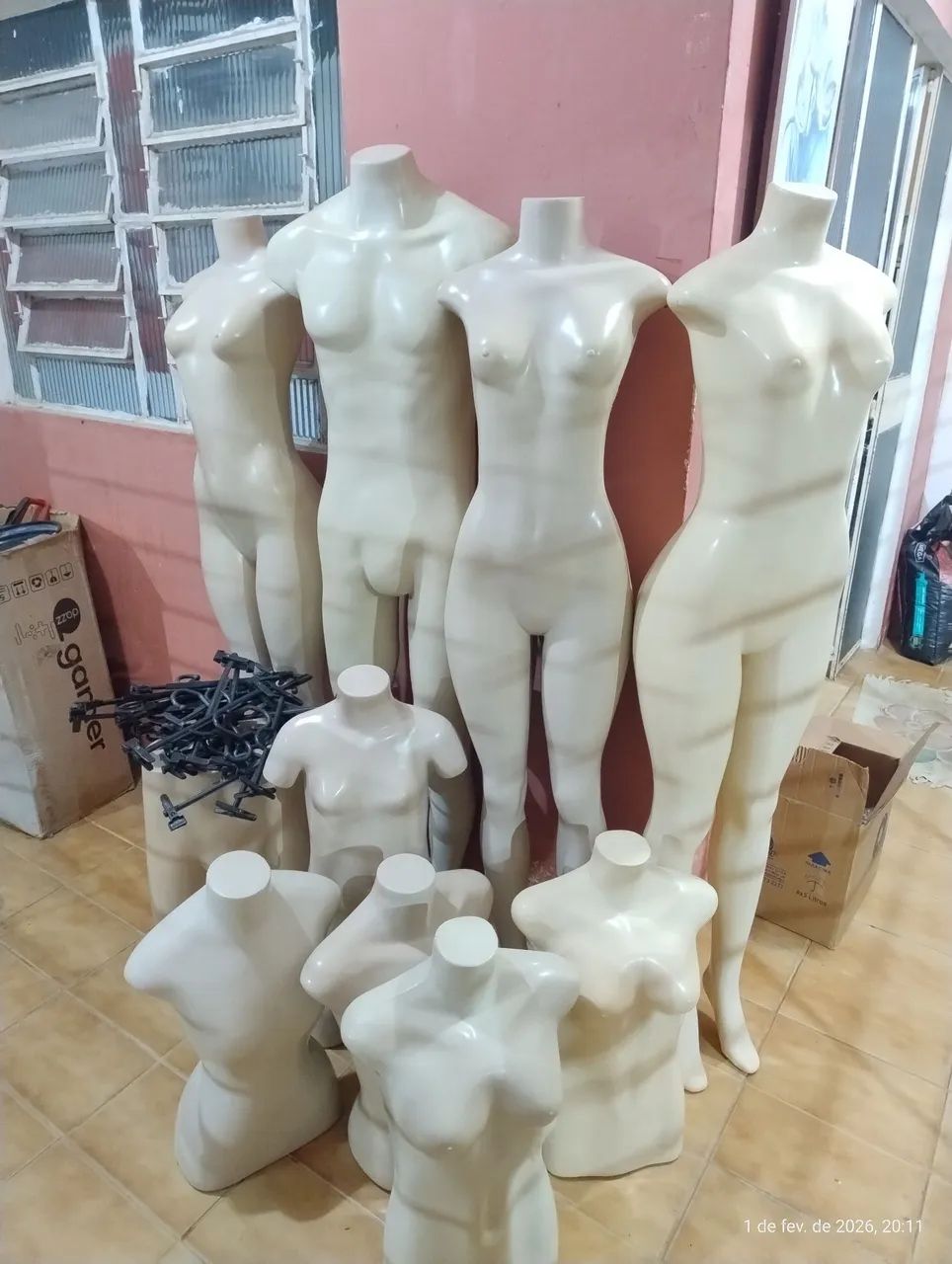 Manequins em excelente estado e cabides - Foto 5