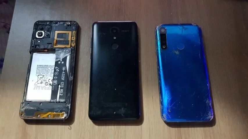 Carcaças de celular para retirada de peças