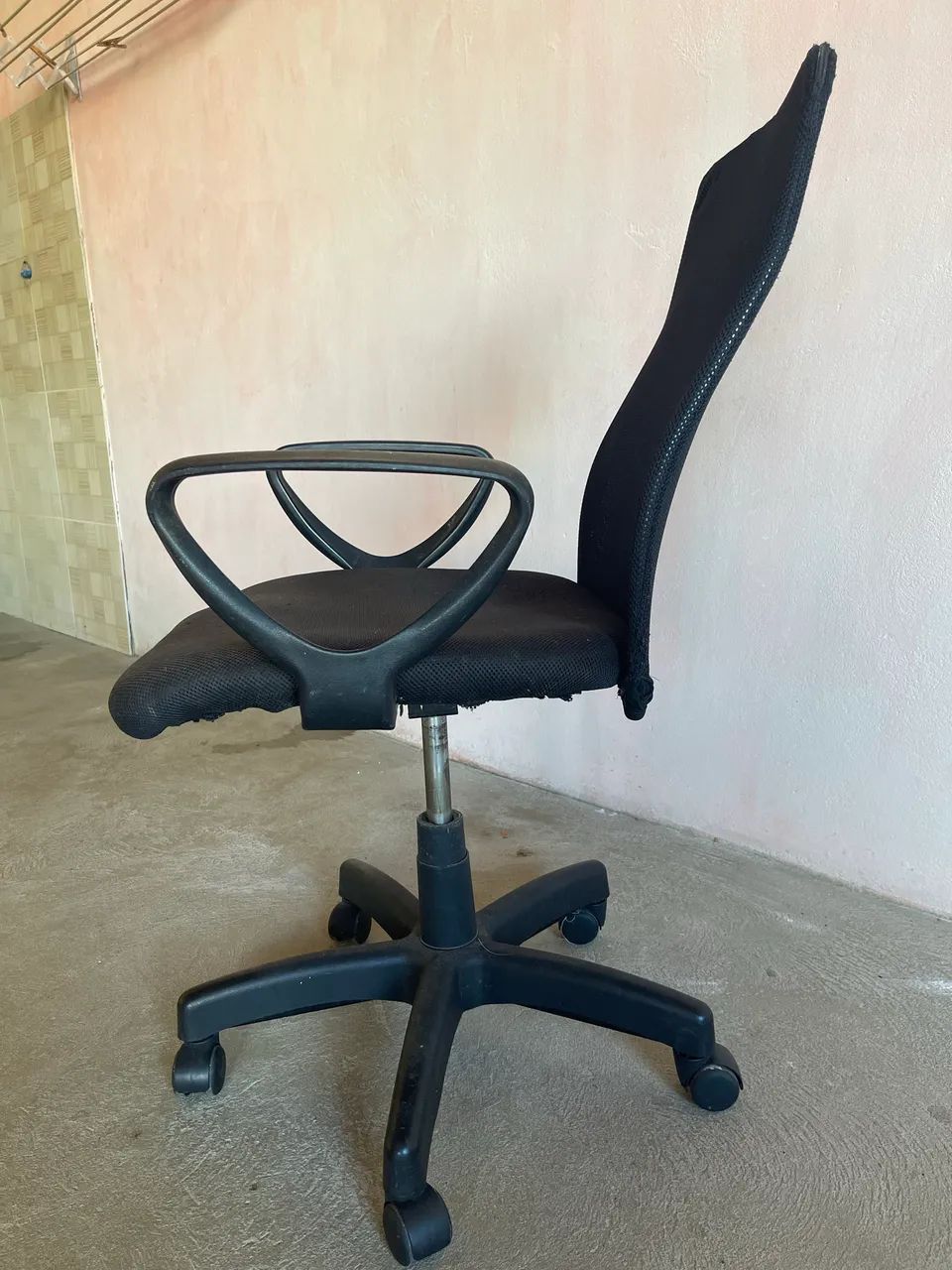 Cadeira de escritório bem conservada  - Foto 2