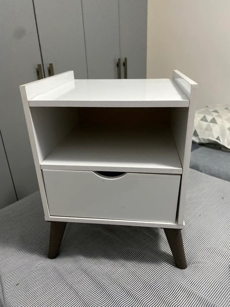 Mesa de Cabeceira novinha - Foto 2