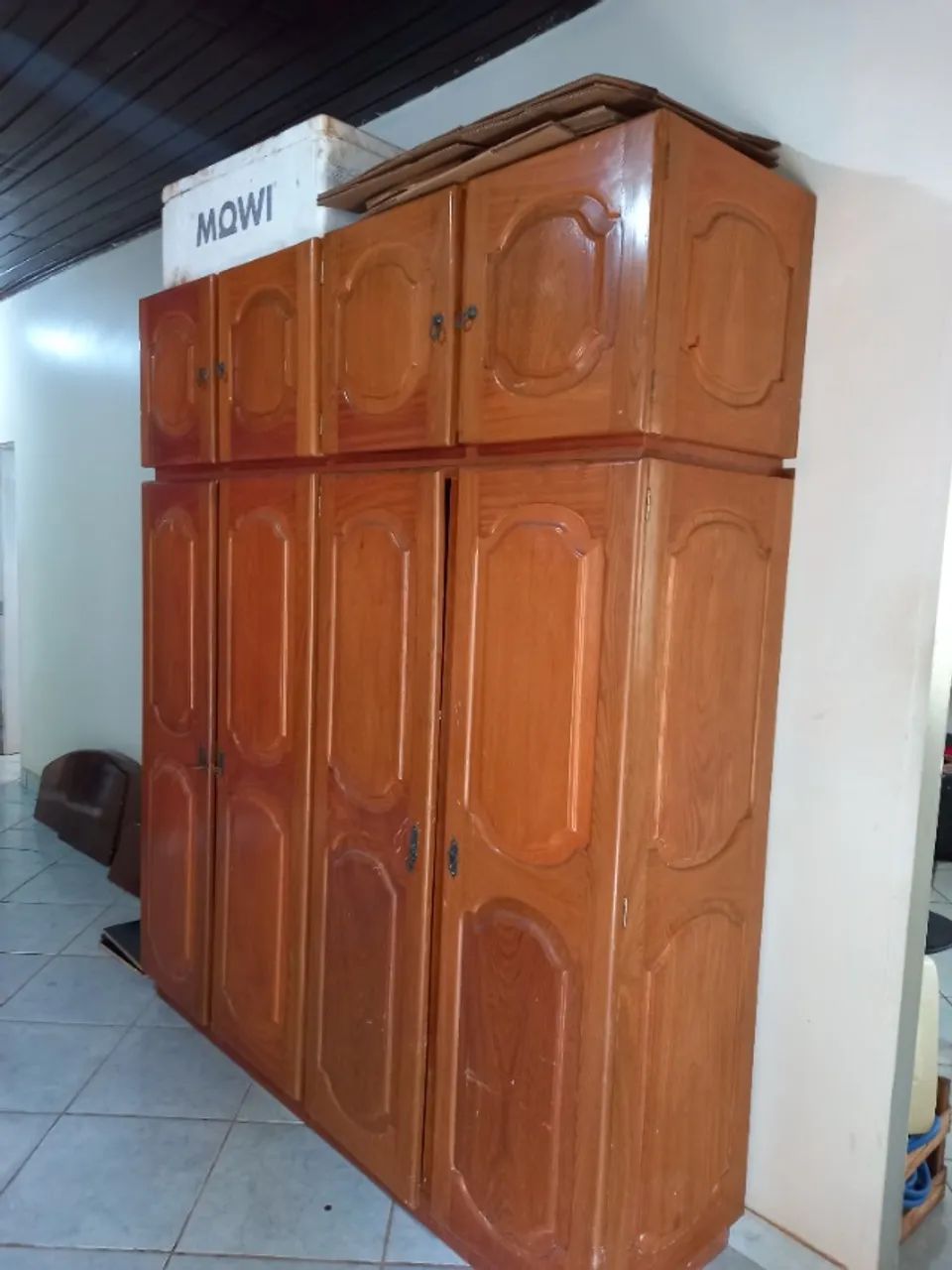 Guarda roupas de madeira com maleiro  - Foto 2