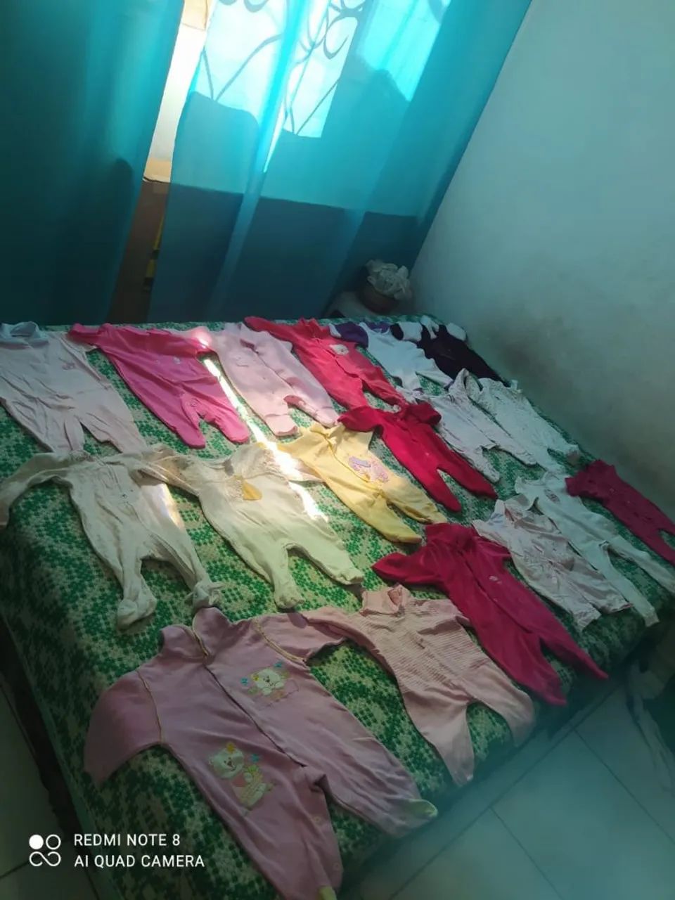 99 macacões de bebê recém nascido de menina semi novo troco por algo do meu interesse. - Foto 5