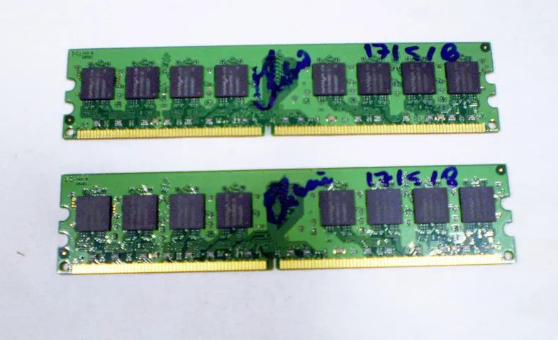 Lote com 3 memórias antigas tipo DDR2.- Cód. 627 -