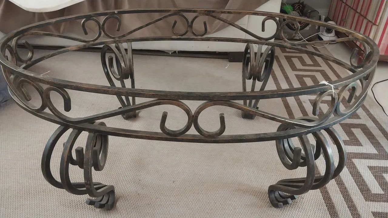 Mesa de metal reforçado e trabalhado  - Foto 2