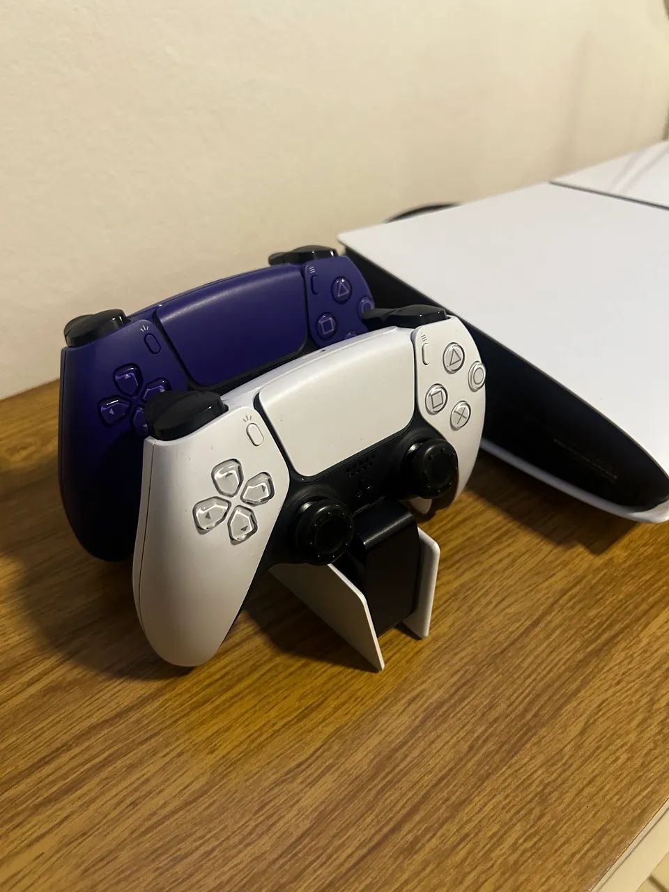 Ps5 digital 1 tb + 2 controles  - Foto 2