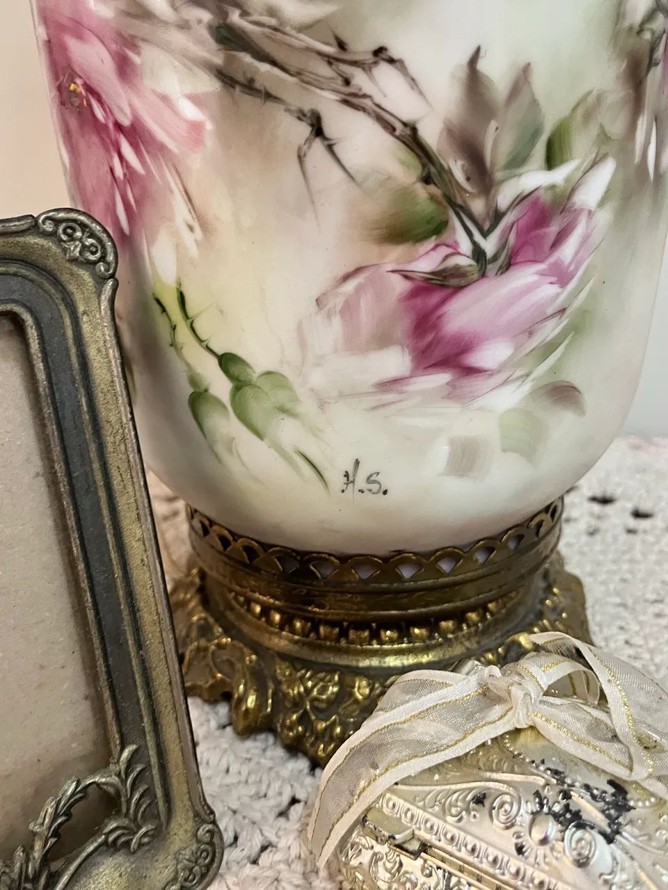 Lustre porcelana e bronze com cúpula de vidro leitosa. - Foto 5
