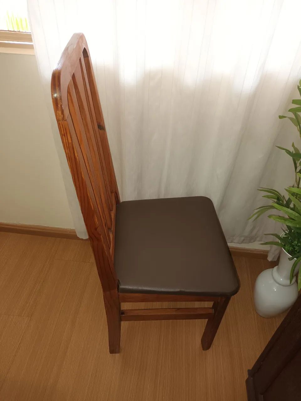 Conj 6 Cadeiras jantar madeira maciça e assento courino  - Foto 3