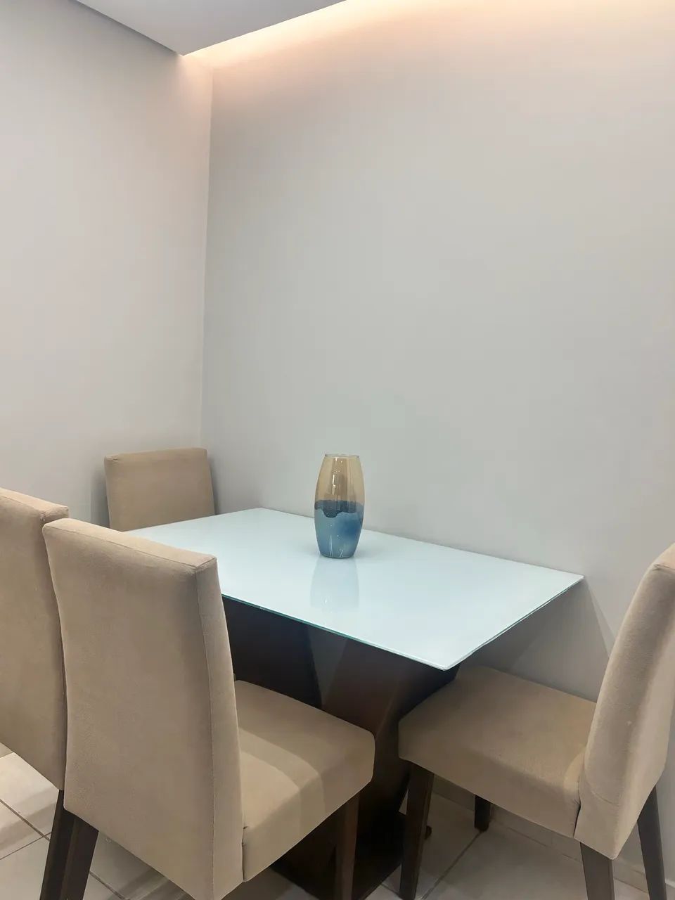 Mesa de tampo de vidro e 4 cadeiras