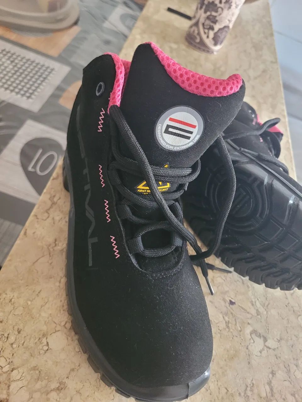 Bota De Segurança Em Microfibra Preta e Rosa<br>Vermelha Biqueira Composite - Foto 3