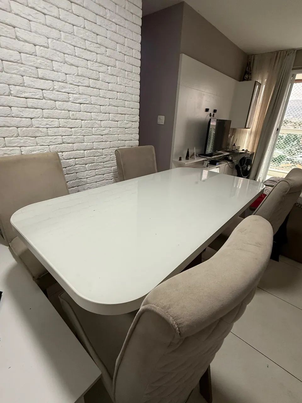 VENDO MESA JANTAR COM 5 CADEIRAS - Foto 2