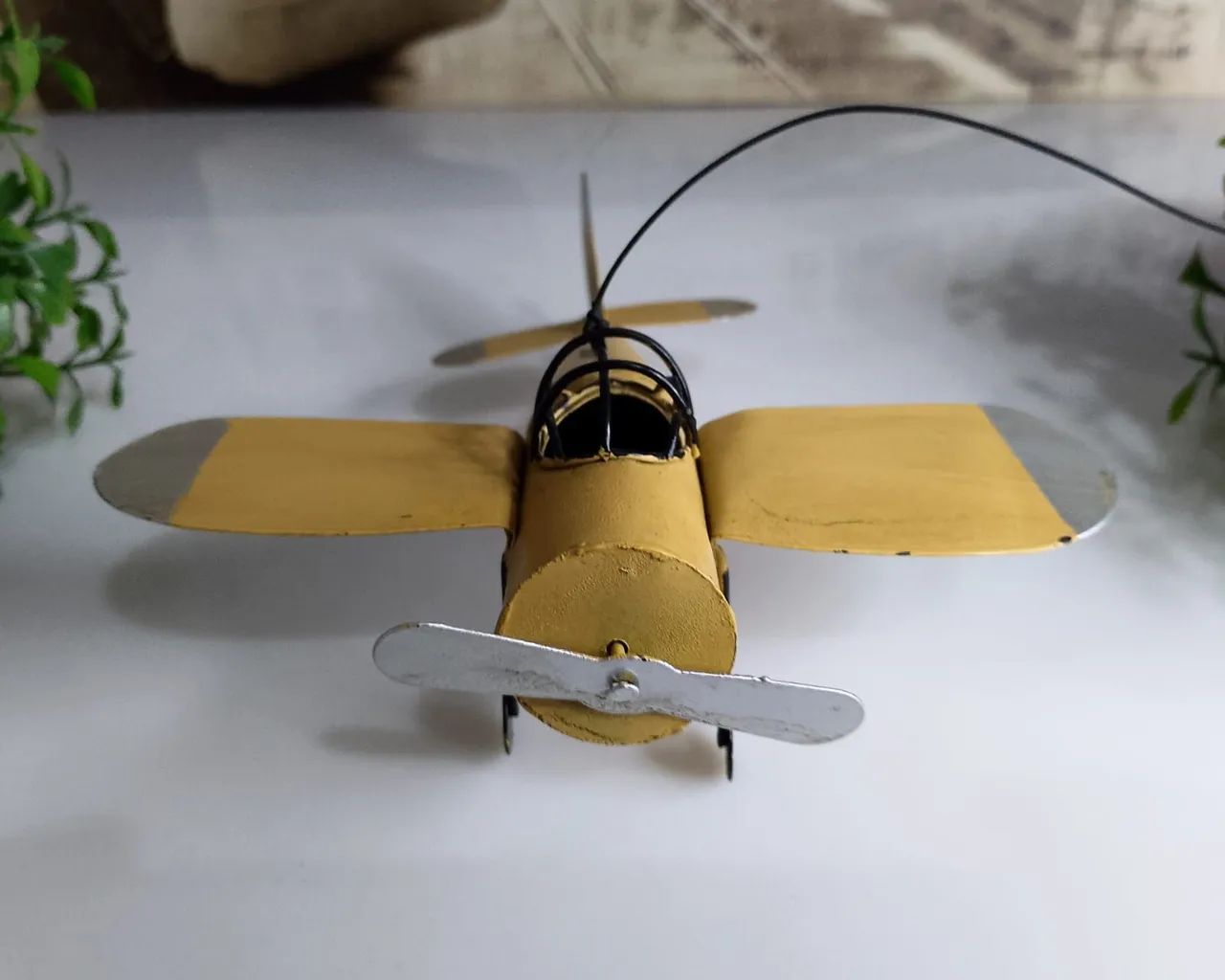 Miniatura Antiga de Avião em lata. - Foto 5