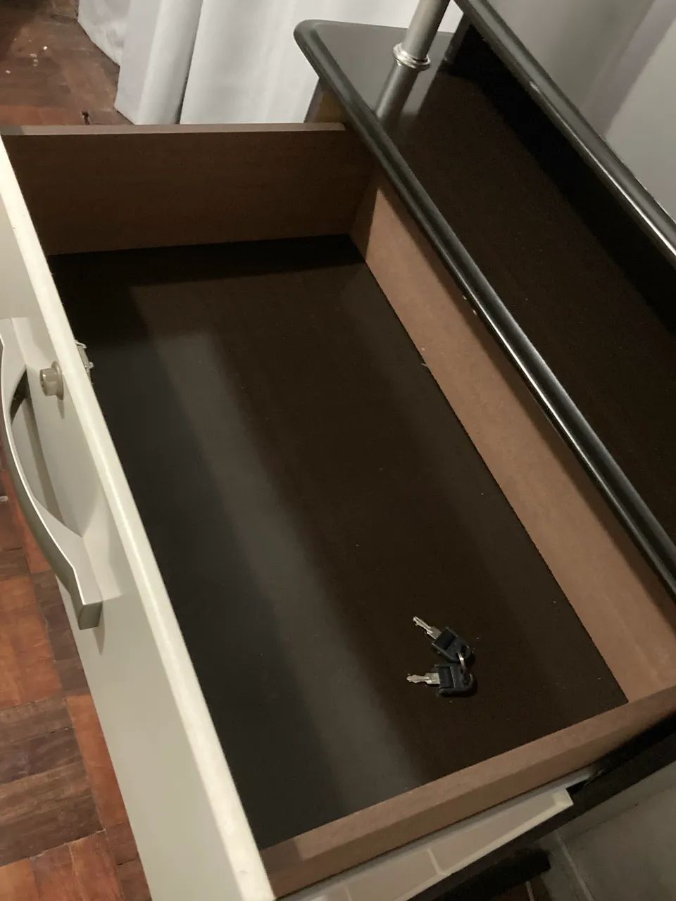 Cômoda 4 Gavetas em Ótimo Estado com gaveta com chave - Foto 3