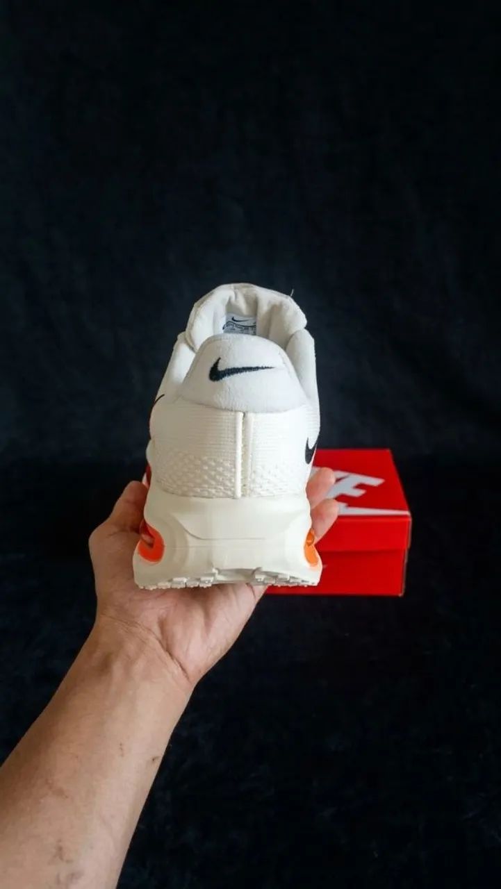 Tênis Nike Vomero Unisex - Branco e Laranja - Foto 5