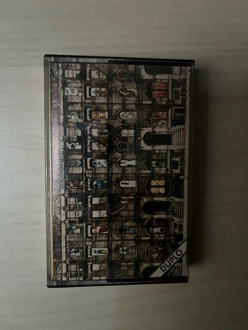 fita K7 do clássico álbum duplo Physical Graffiti, do Led Zeppelin