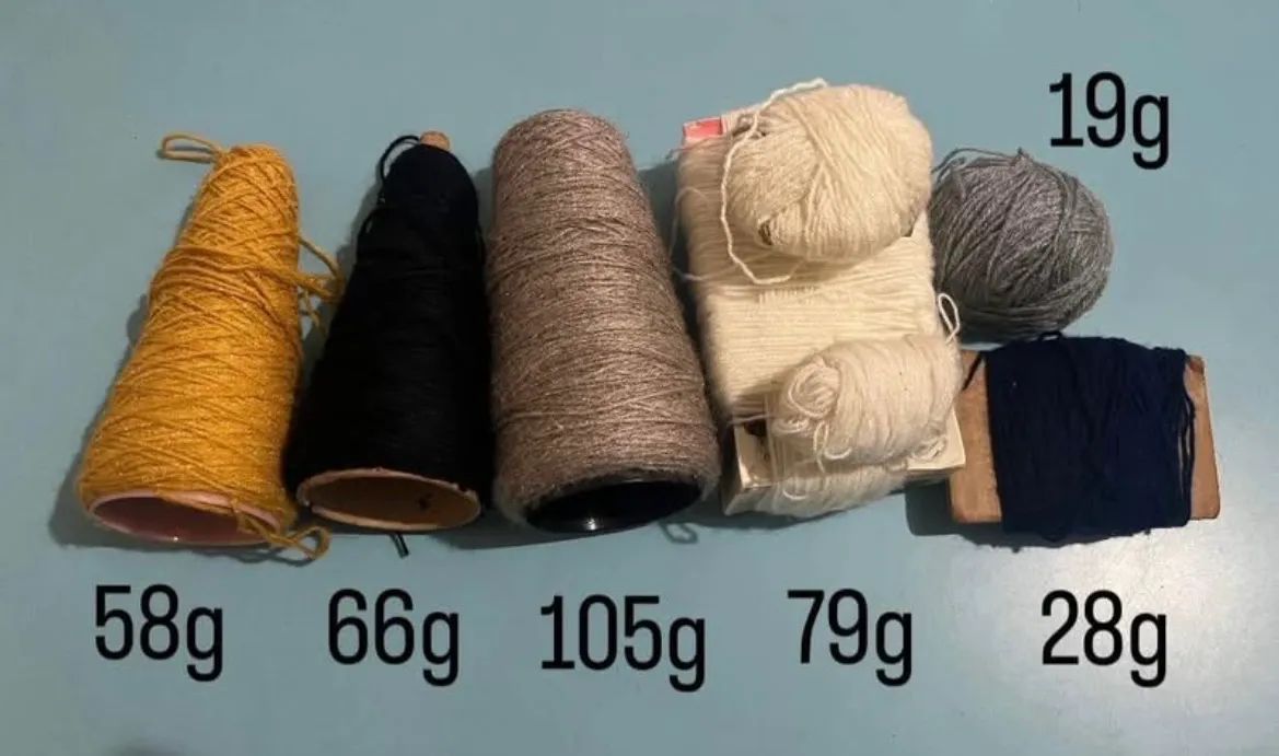 Novelos de lã - cores variadas 1 kg  - Foto 2