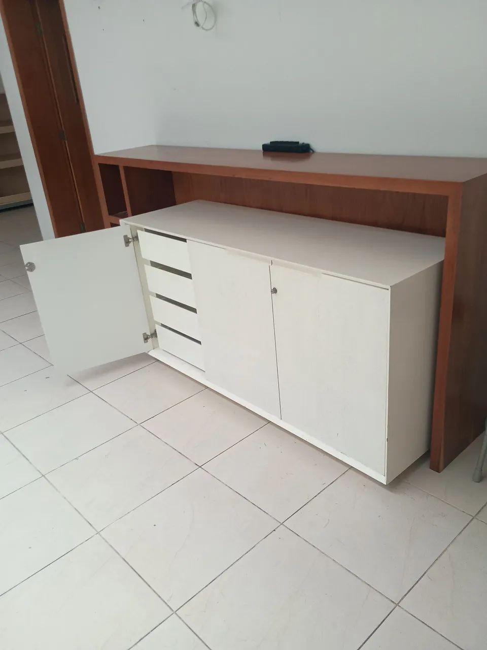 Móvel com armário embutido 