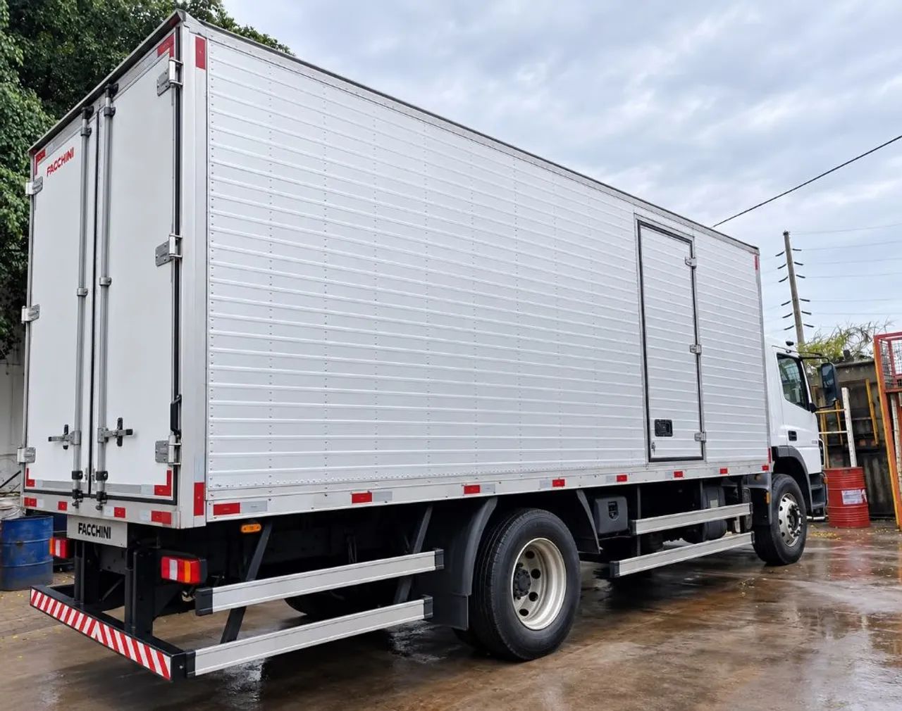 Atego 1719 4x2 2p (diesel)(E6) - Foto 2