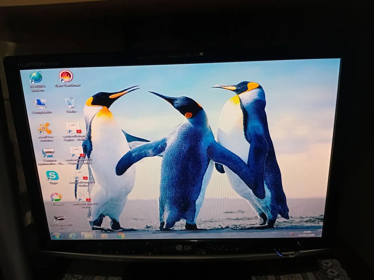Computador bem conservado com estante e cadeira - Foto 4